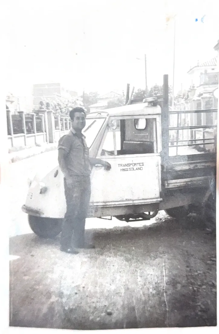 Fundador junto al motocarro rotulado Transportes Hnos. Solano, años sesenta