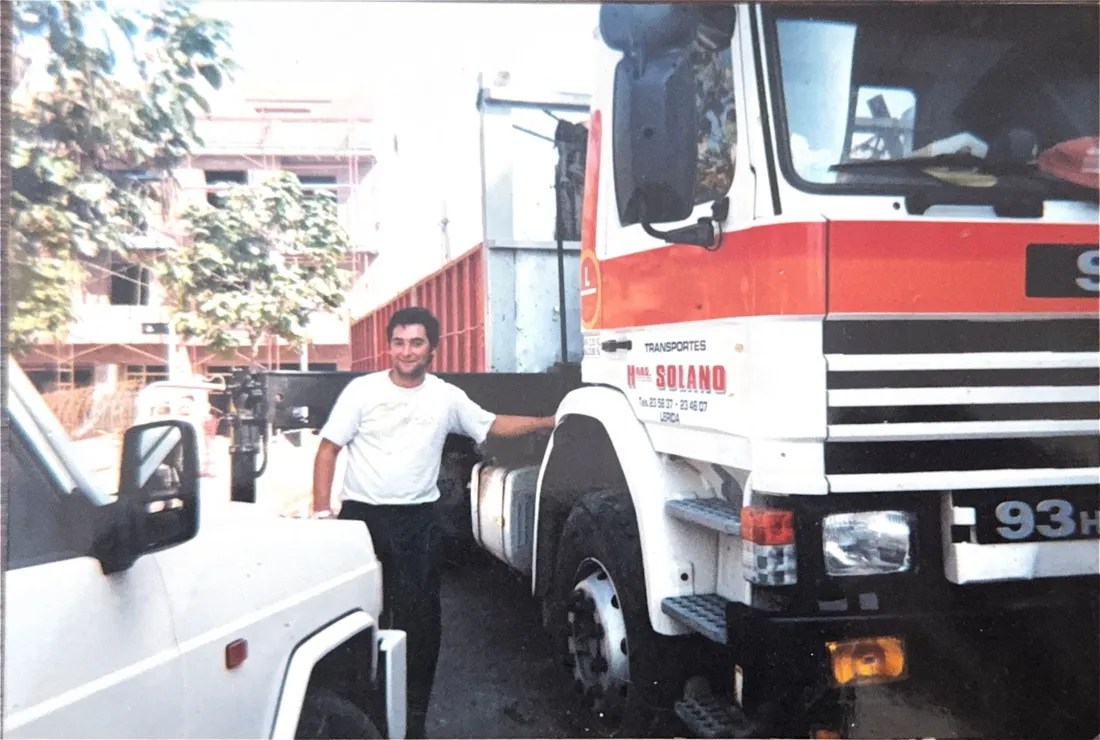 Camión de Transportes Hnos. Solano con conductor delante, años noventa