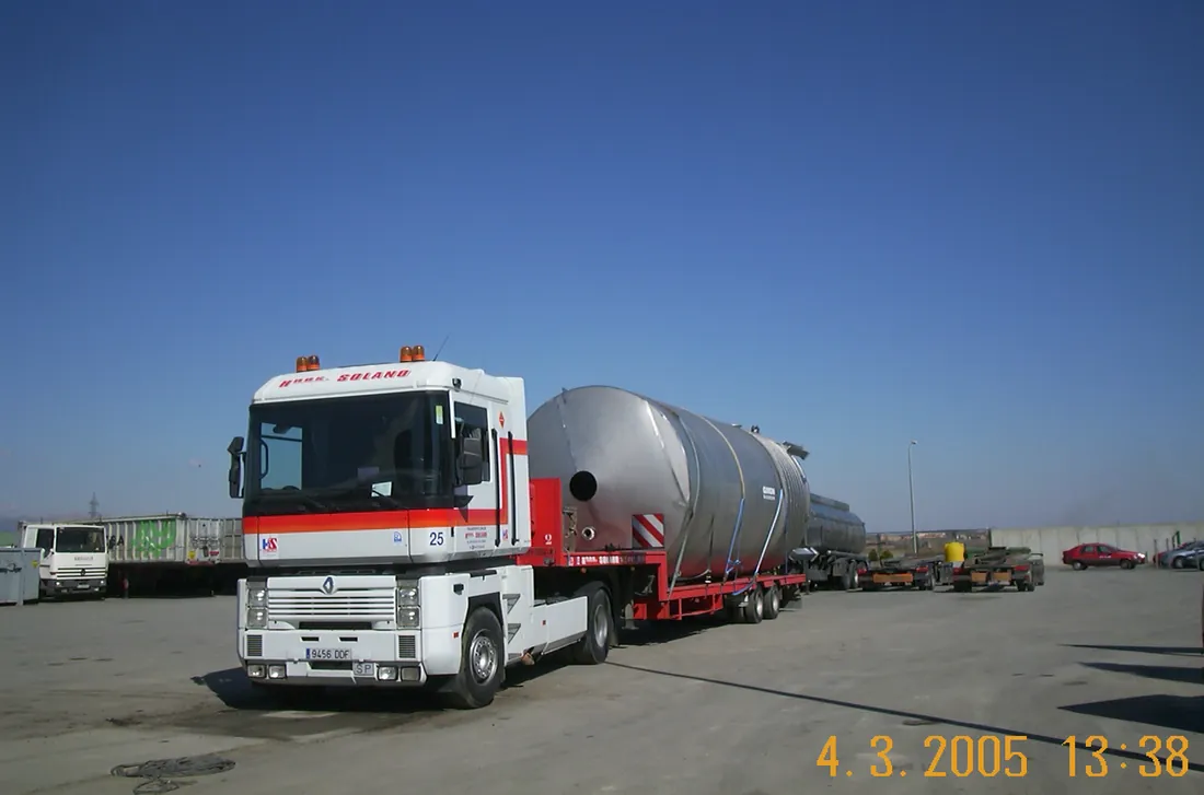 Tractora de Solano con un silo industrial cargado sobre góndola, fotografiada en marzo de 2005