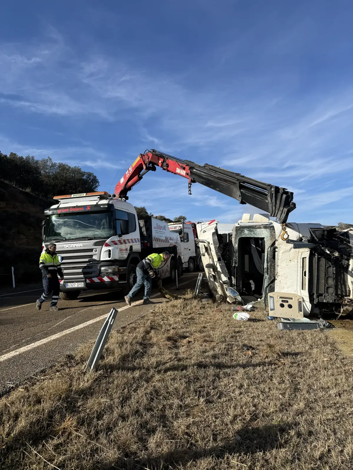 Rescate de camión volcado en la mediana de una autovía