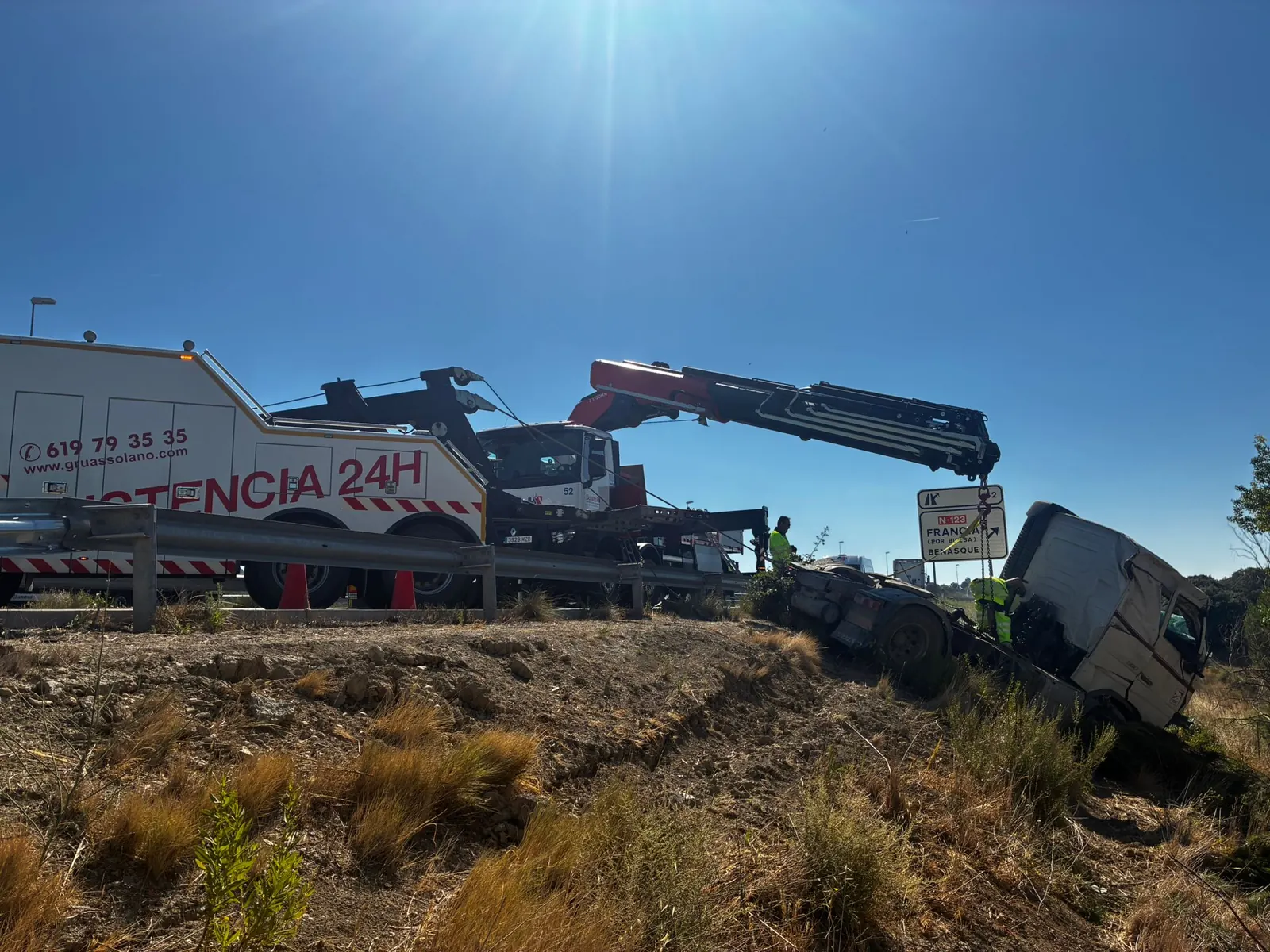 Grúas Solano rescatando un vehículo fuera de la vía