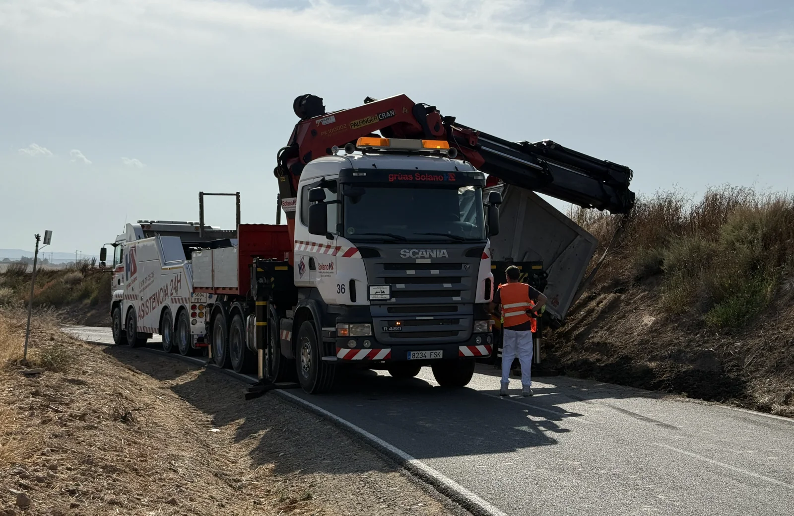 Dos camiones de asistencia de Solano recuperando un volquete salido de la vía