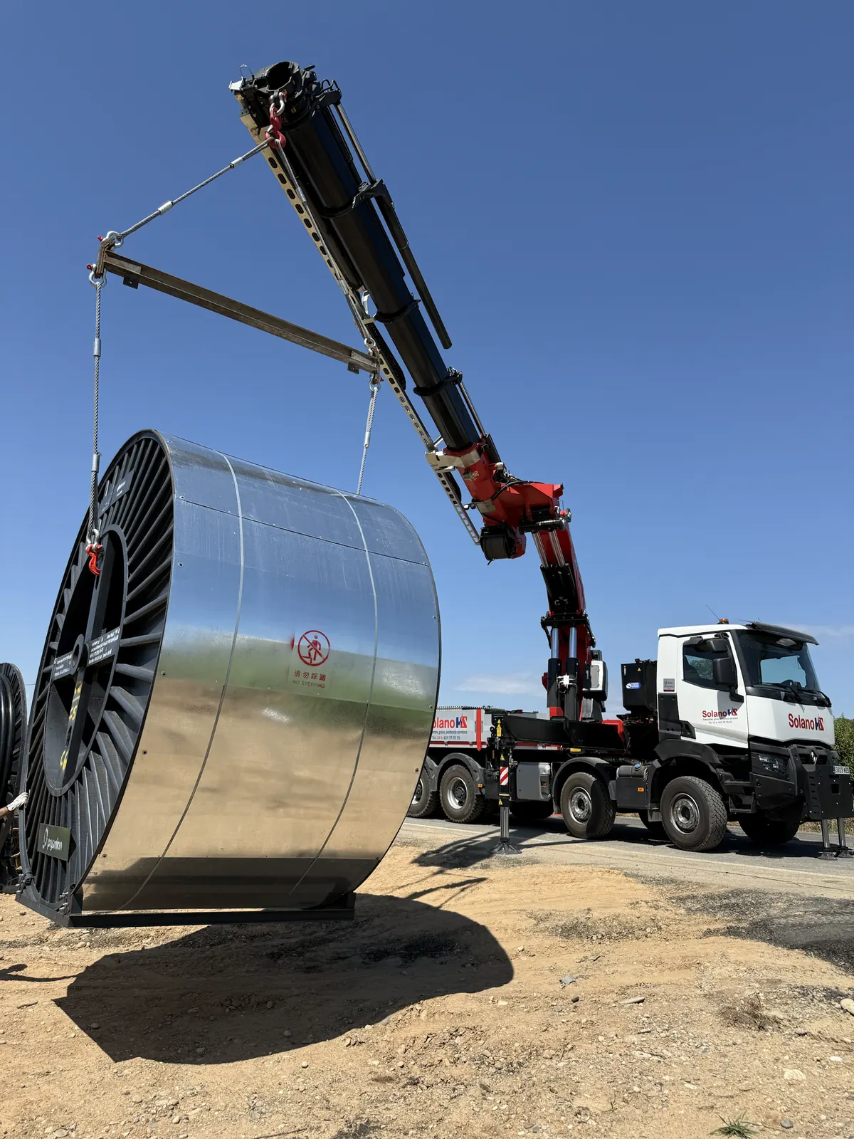 Camión grúa de Solano elevando una bobina de cable de gran diámetro