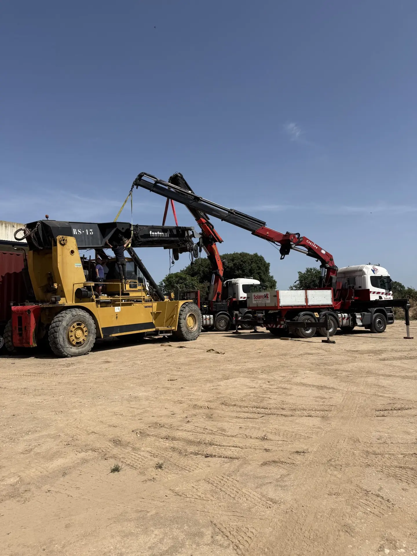 Dos camiones grúa Solano elevando una carga en tándem
