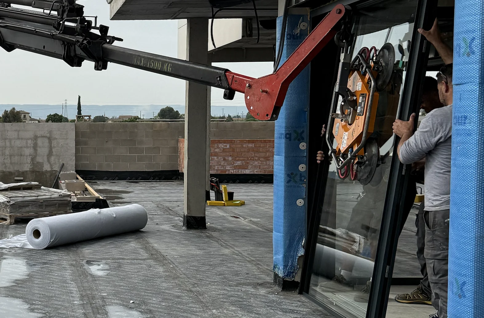 Ventosa de Solano colocando un panel de vidrio en el hueco de una terraza