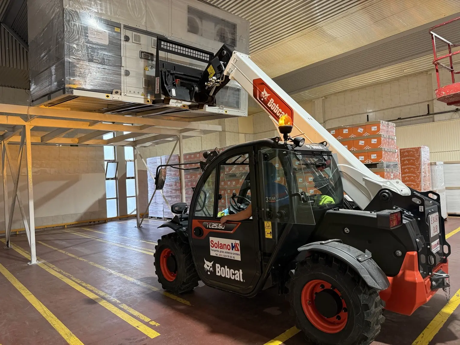 Manipulador telescópico Bobcat trabajando dentro de una nave