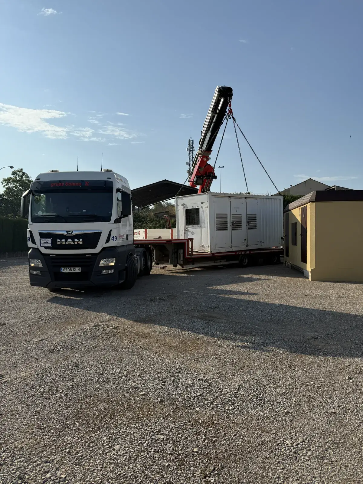 Tractora con un contenedor de grandes dimensiones sobre la góndola
