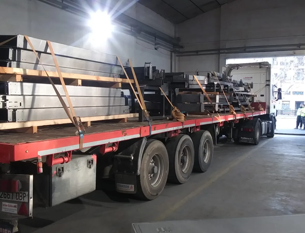 Semirremolque de Solano cargado con estructuras metálicas y estibado dentro de la nave del cliente
