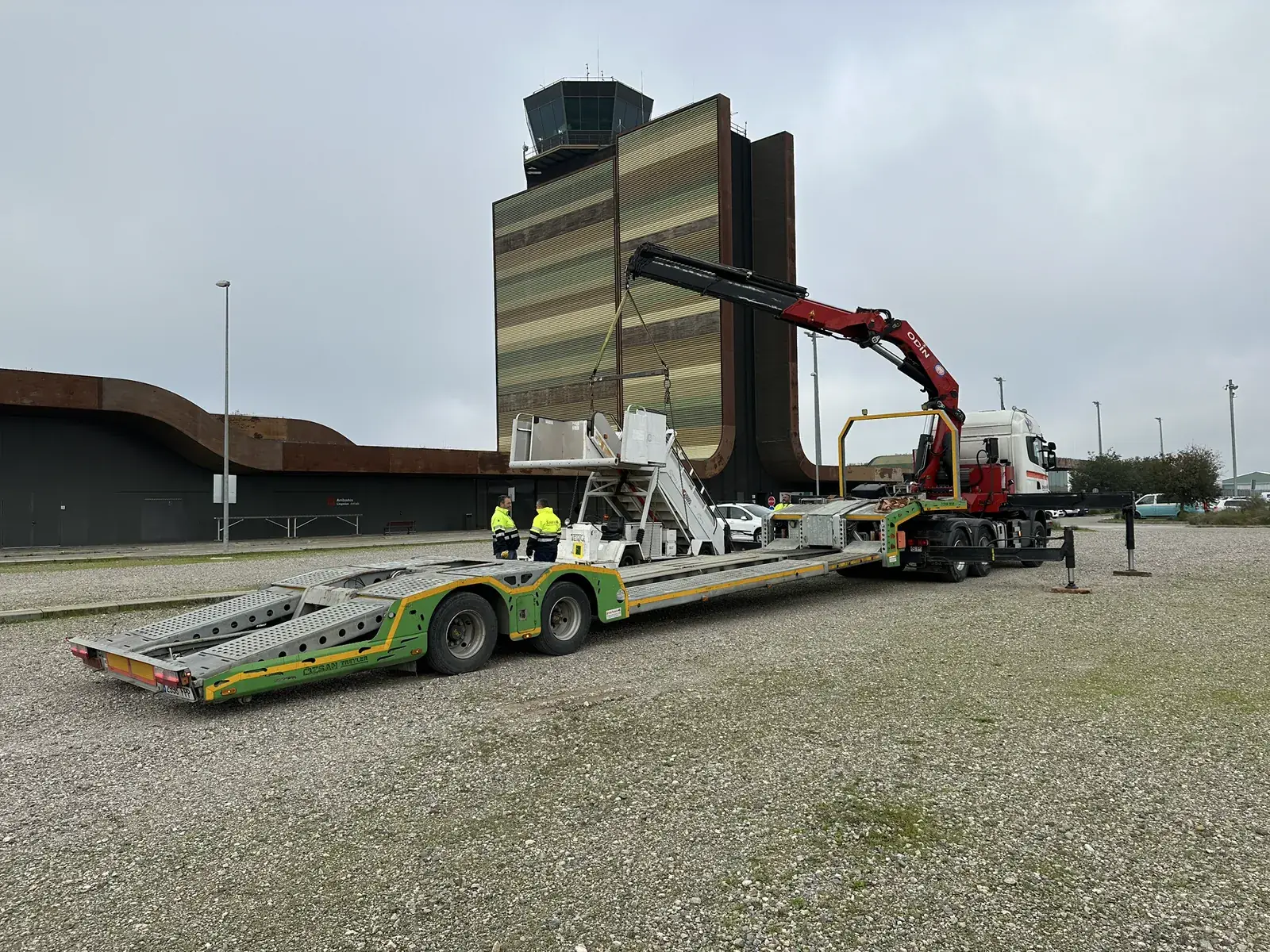 Góndola transportando una escalera de avión